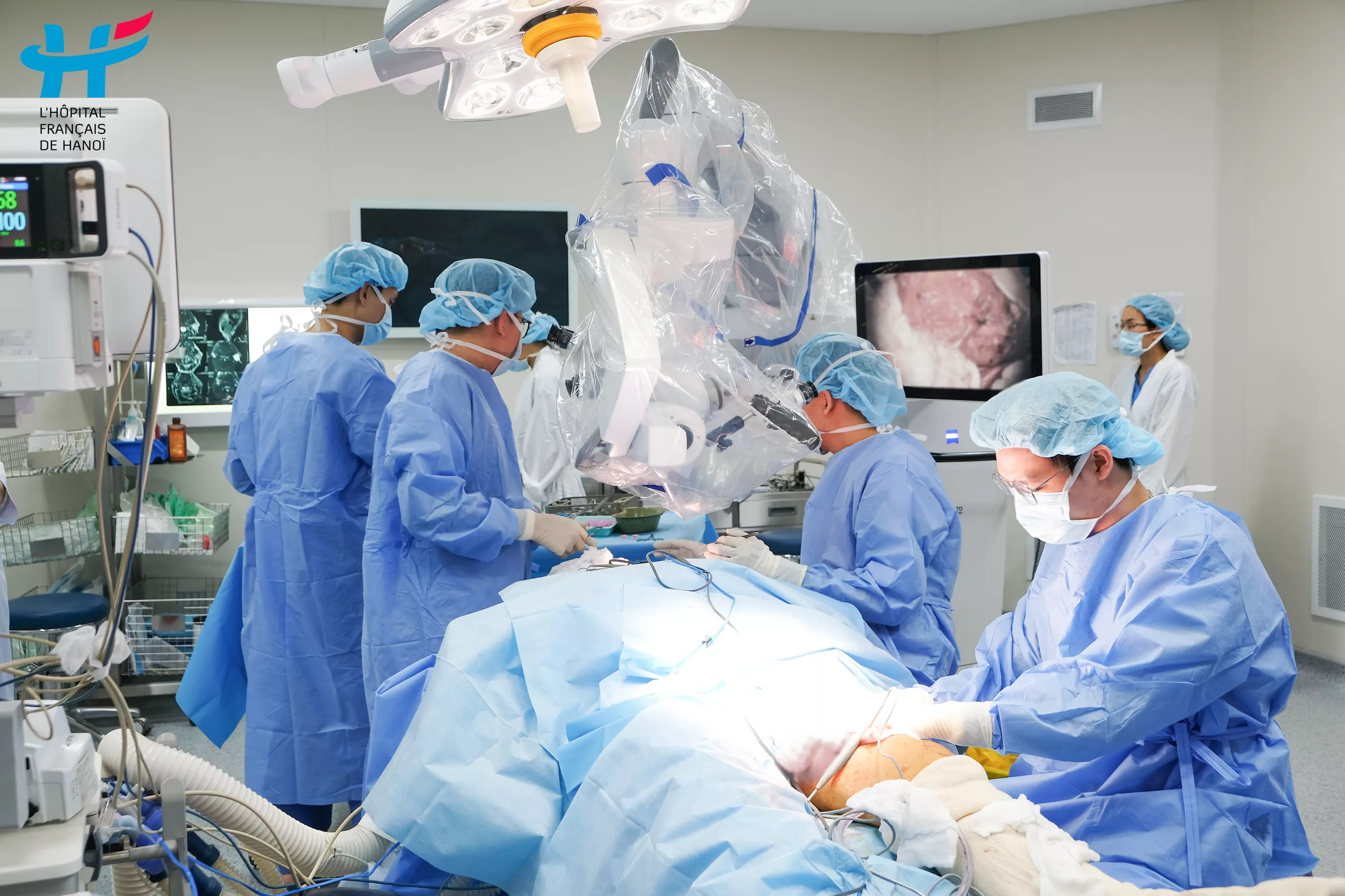 9 TIẾNG VỚI 2 EKIP PHẪU THUẬT KỊP THỜI BỆNH NHÂN UNG THƯ BIỂU MÔ TUYẾN MANG TAI NGƯỜI ÚC