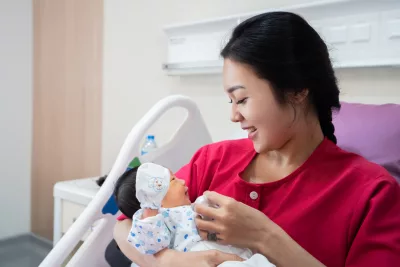 Đau xương cổ tay, khớp tay sau sinh: Nguyên nhân và cách trị