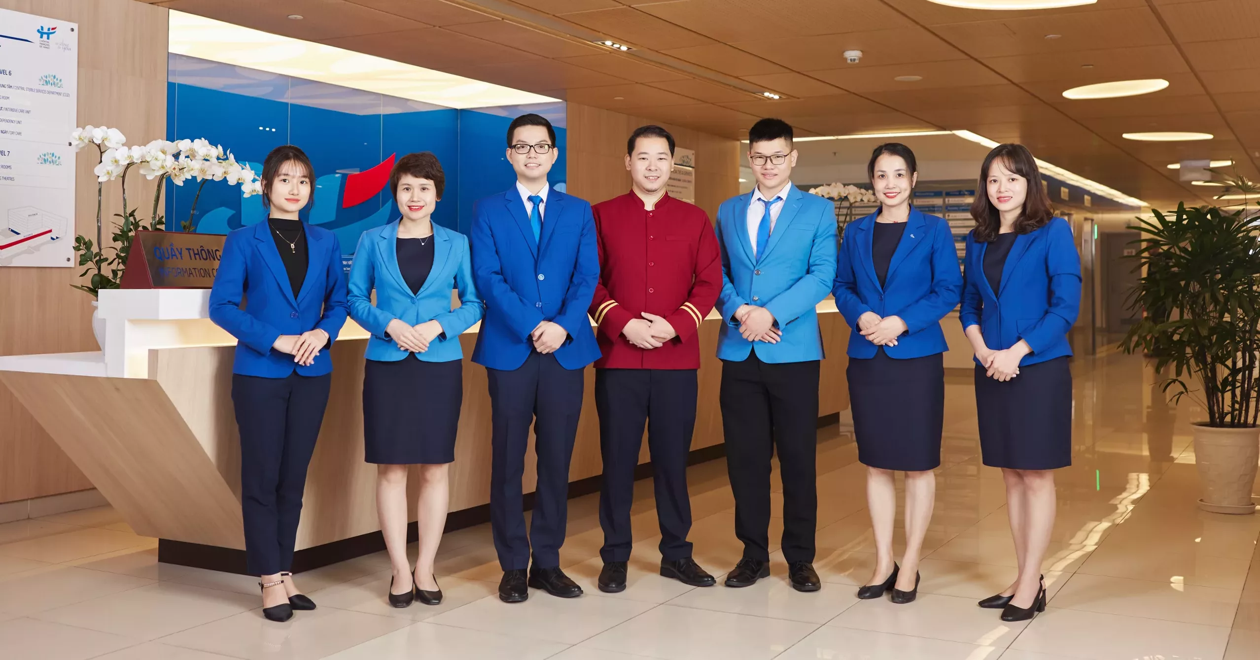 Nhân viên hỗ trợ khách hàng