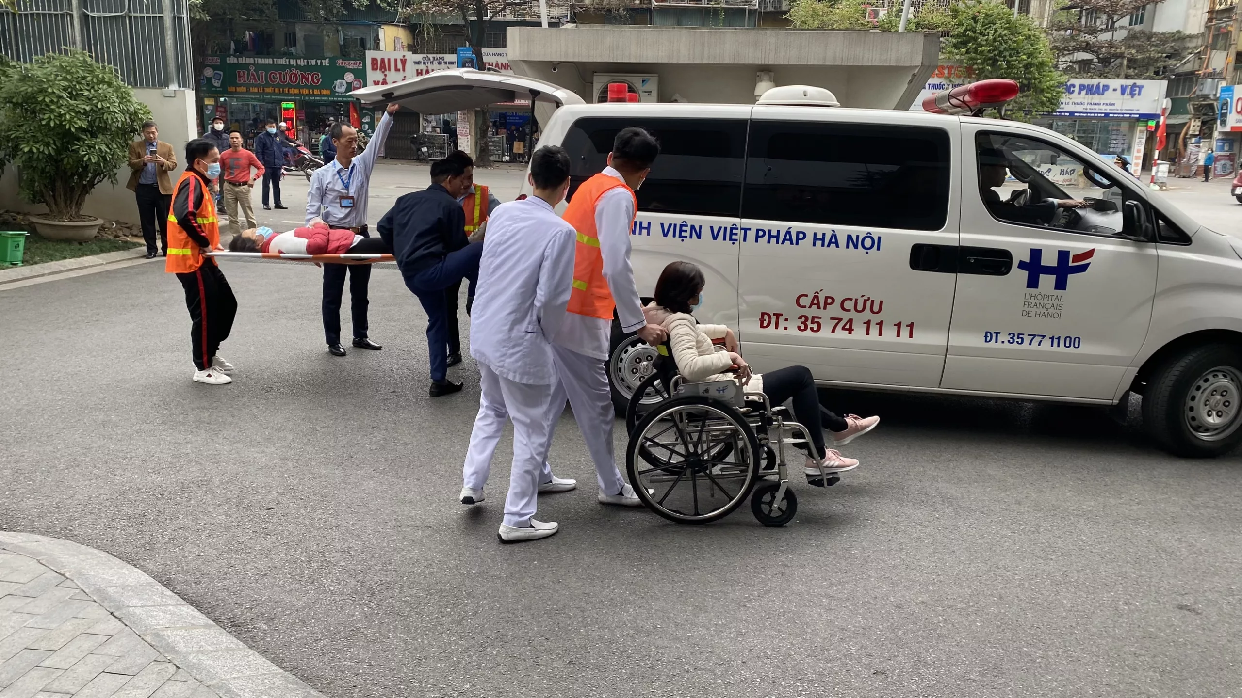 Hanoi French Hospital conducted a comprehensive fire prevention and rescue drill