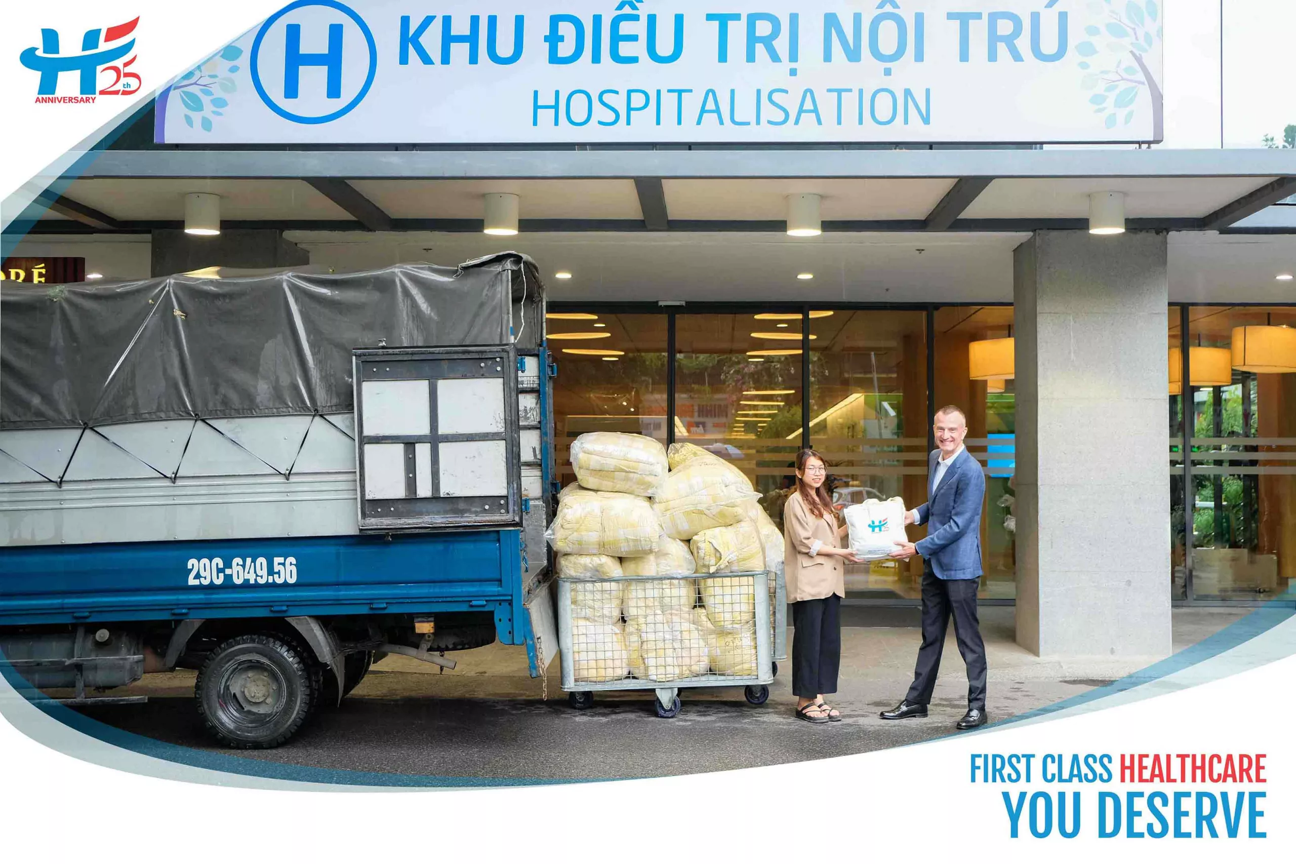 Ông Jef Peeters – Tổng Giám đốc (CEO) Bệnh viện Việt Pháp Hà Nội trao quà cho Chương trình