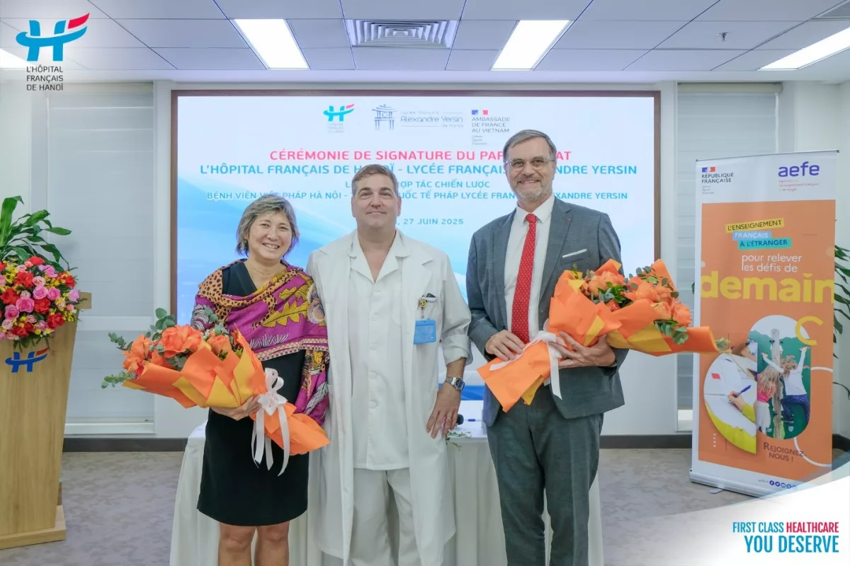 CÉRÉMONIE DE SIGNATURE DU PARTENARIAT STRATÉGIQUE ENTRE L’HÔPITAL FRANÇAIS DE HANOÏ ET LE LYCÉE FRANÇAIS ALEXANDRE YERSIN DE HANOÏ