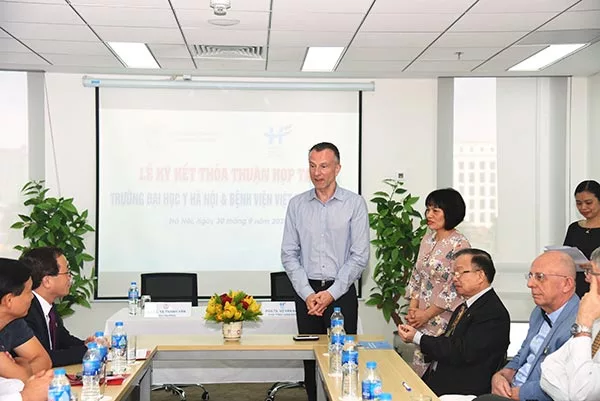 Bệnh viện Việt Pháp Hà Nội ký kết thỏa thuận hợp tác toàn diện với Trường Đại học Y Hà Nội