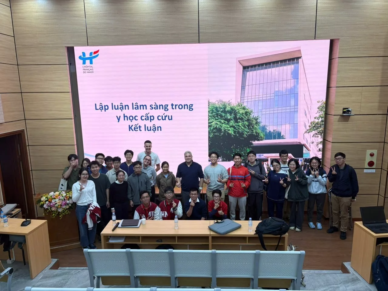 Bác sĩ Erwan Debuc nâng cao tư duy phản biện trong cấp cứu cho sinh viên chương trình phân khoa Pháp ngữ, chuyên ngành Y, trường Đại học Y Hà Nội