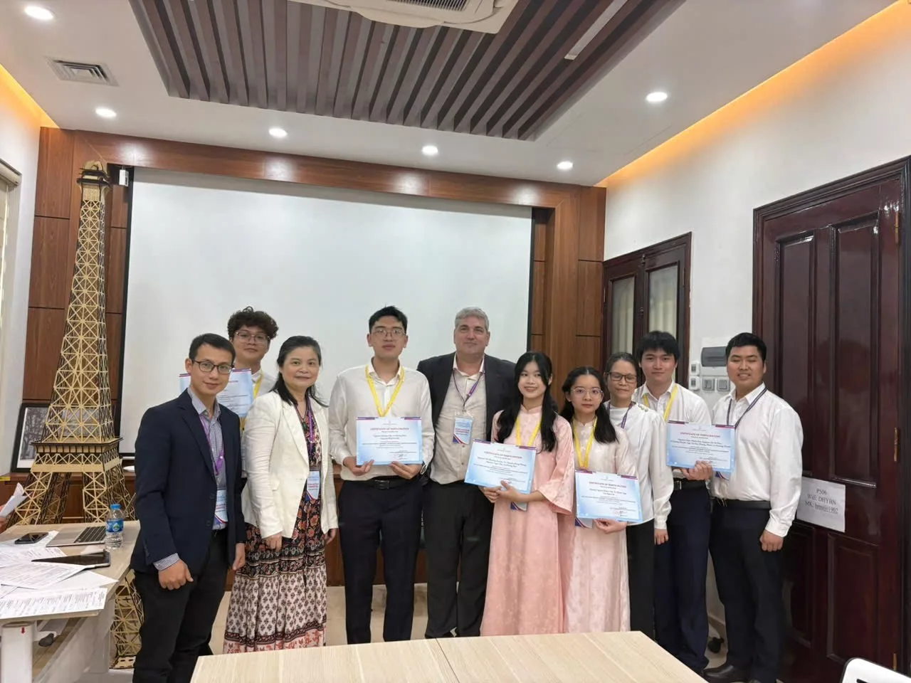 Bác sĩ Erwan Debuc tham gia Hội đồng giám khảo tại Hội nghị Khoa học Sinh viên Mở rộng lần thứ XII của Đại học Y Hà Nội